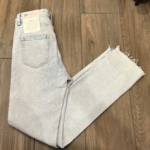 Yoga jeans with distressed, split hem